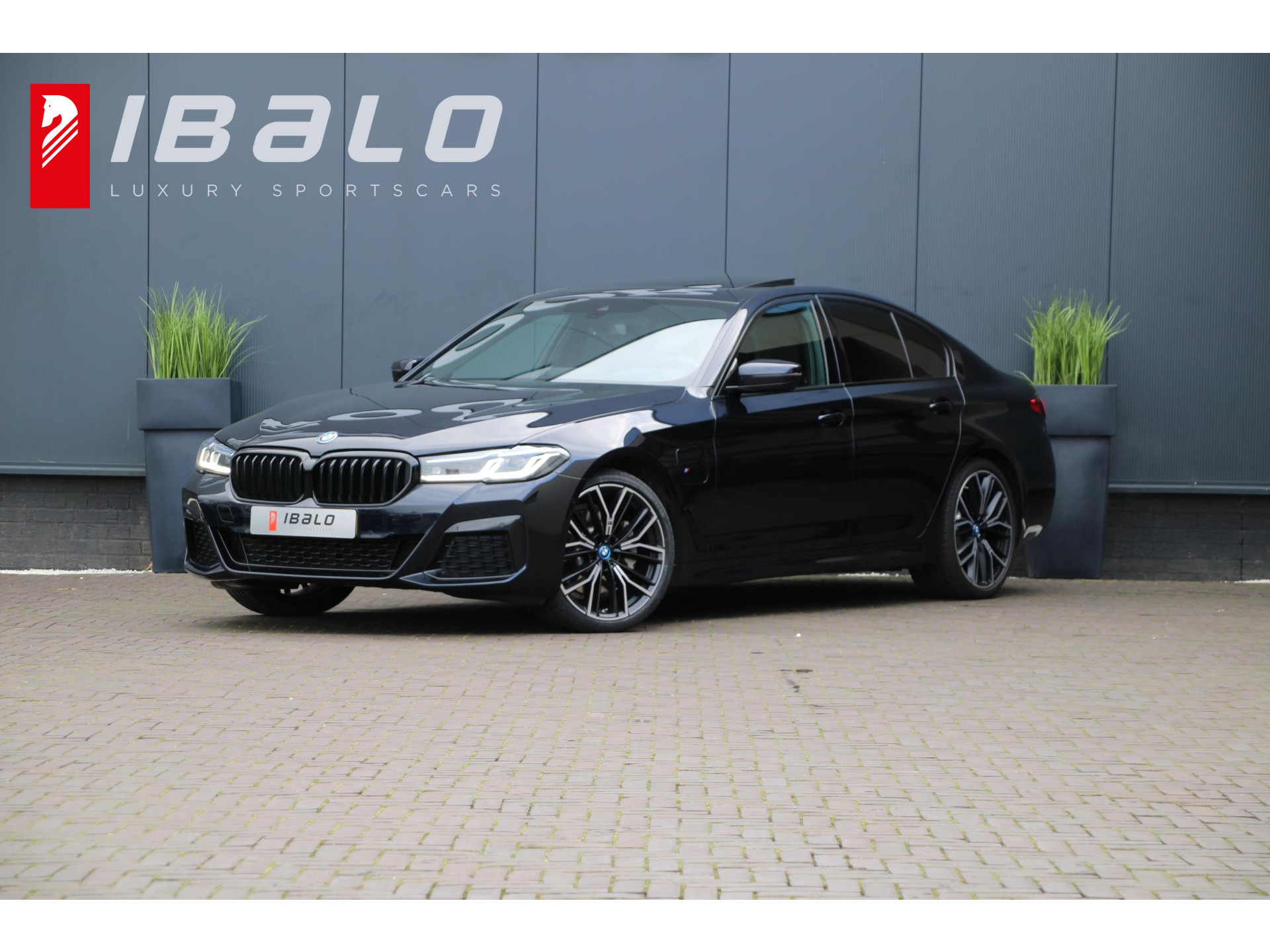 BMW 5-serie 530e M-Sport Plus | 292 pk | Schuifdak | Laserlight | Nappa Leder | 20 inch |