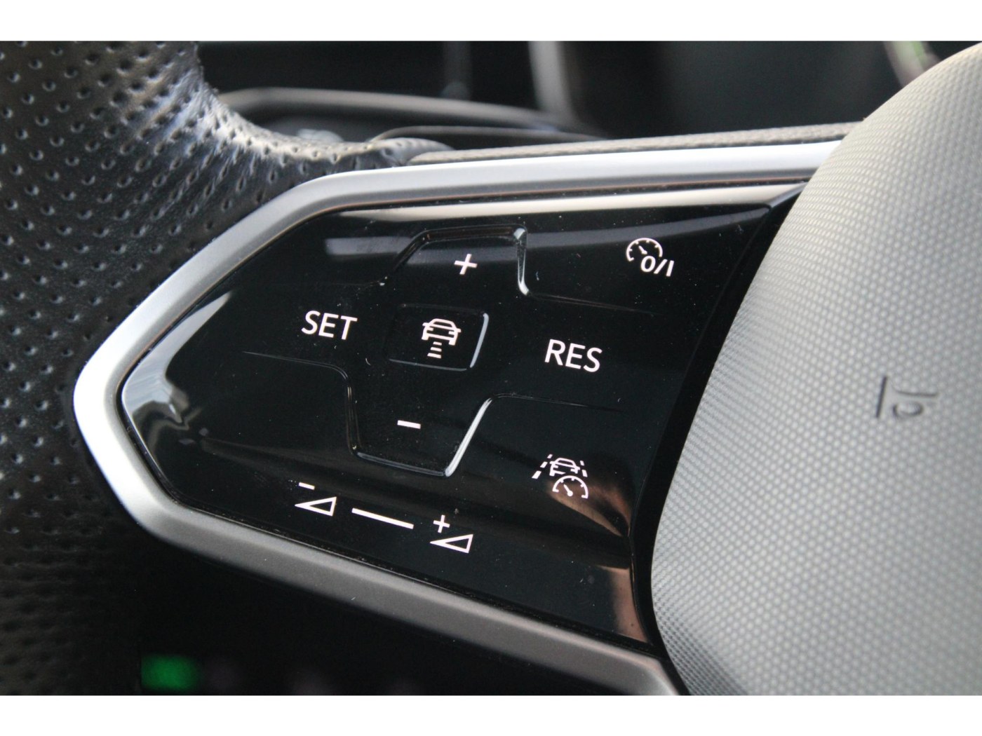 Volkswagen Touareg R 4Motion | 462pk | Massage | Nachtzicht | — foto 14 van 64