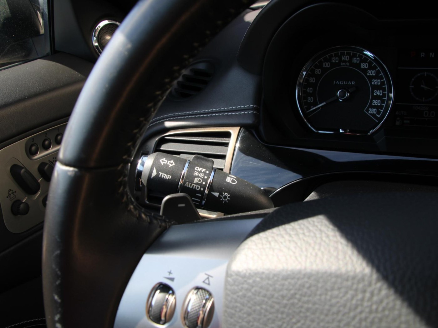 Jaguar XKR-S 4.2 V8 Coupé | 1 van 150 | B&W audio | NL-auto — foto 45 van 71