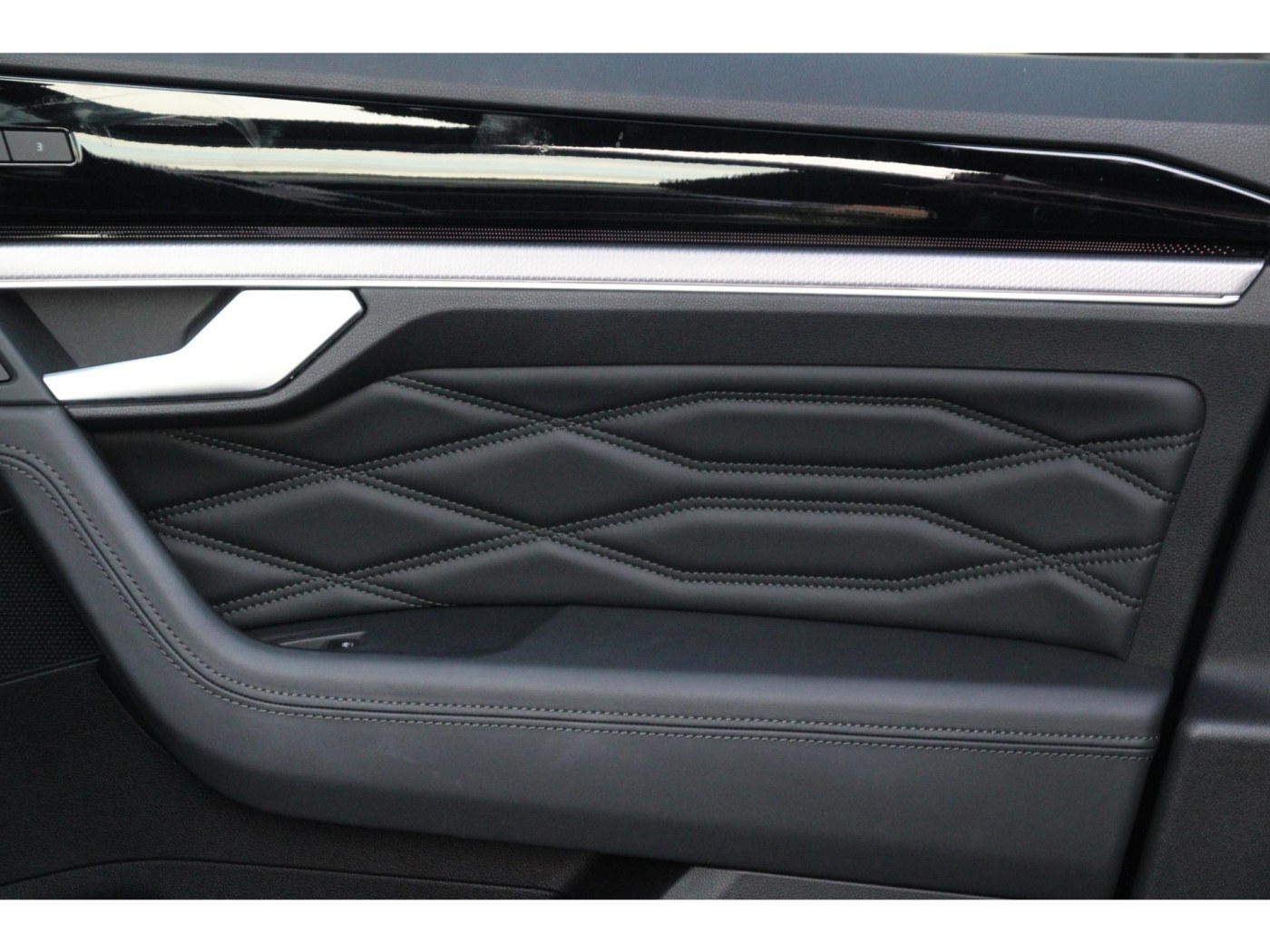 Volkswagen Touareg R 4Motion | 462pk | Massage | Nachtzicht | — foto 17 van 64
