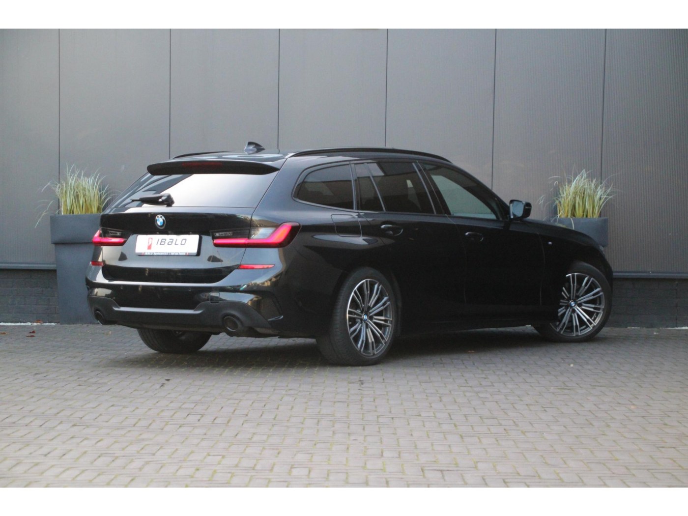 BMW 3-serie Touring 320i M-Sport | Panoramadak | HIFI | BTW-auto | — foto 2 van 39