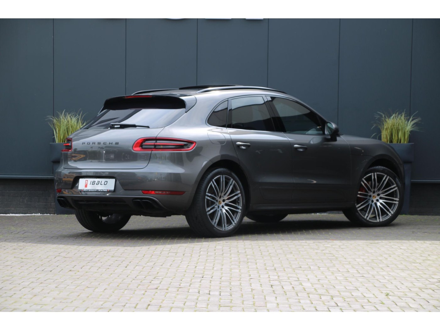 Porsche Macan 3.6 Turbo | 400pk | NL-auto | Trekhaak | ACC | — foto 2 van 41