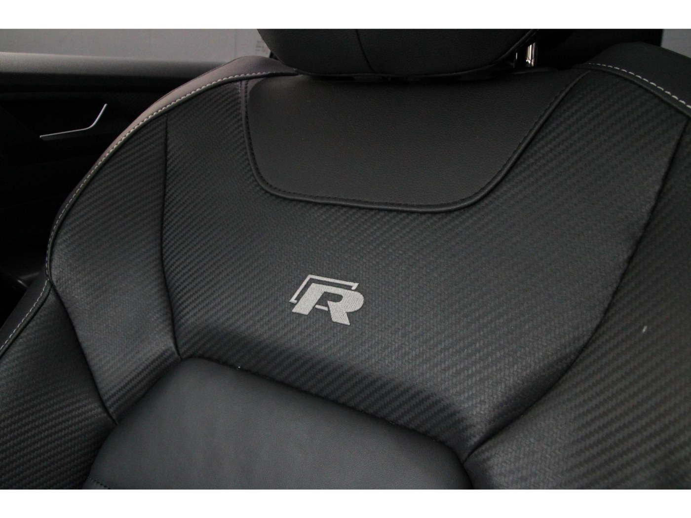 Volkswagen T-Roc 2.0 TSI 4Motion R | Trekhaak | BEATS | Pano | — foto 19 van 24