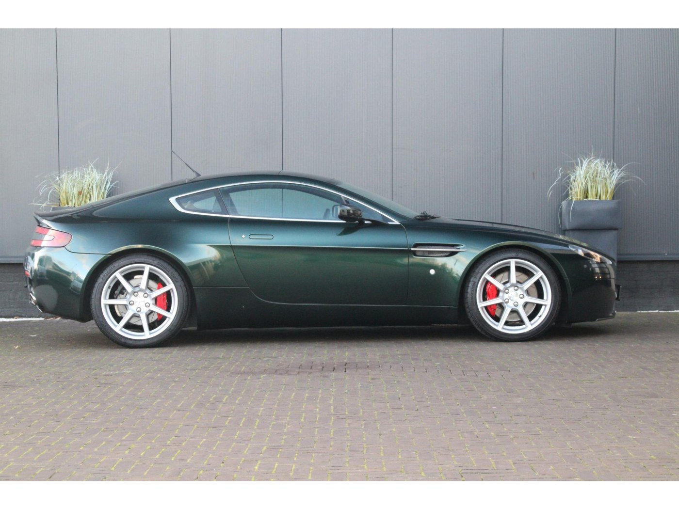 Aston Martin V8 Vantage | Handbak 6 | Green Black | BTW-auto | — foto 29 van 42