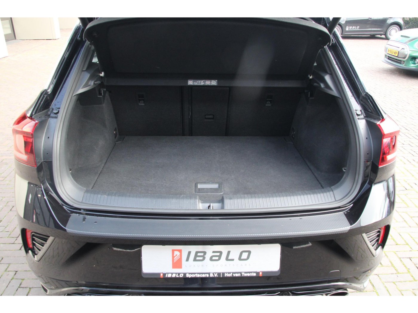 Volkswagen T-Roc 2.0 TSI 4Motion R | Trekhaak | BEATS | Pano | — foto 16 van 24