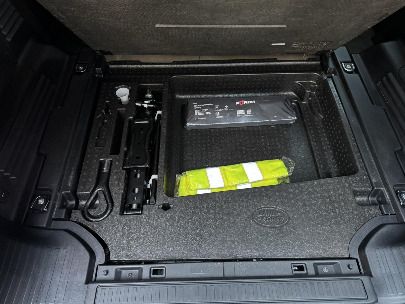Land Rover Defender 110 D250 MHEV SE | Grijs kenteken | Geen BPM | — foto 50 van 53