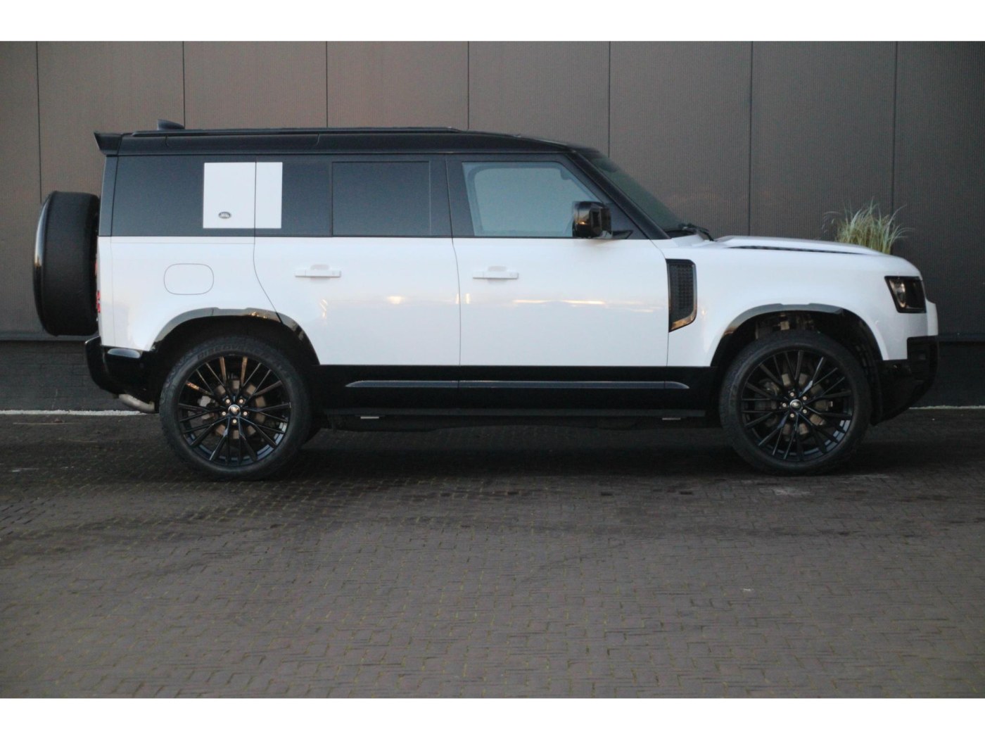 Land Rover Defender 110 D250 MHEV SE | Grijs kenteken | Geen BPM | — foto 18 van 53