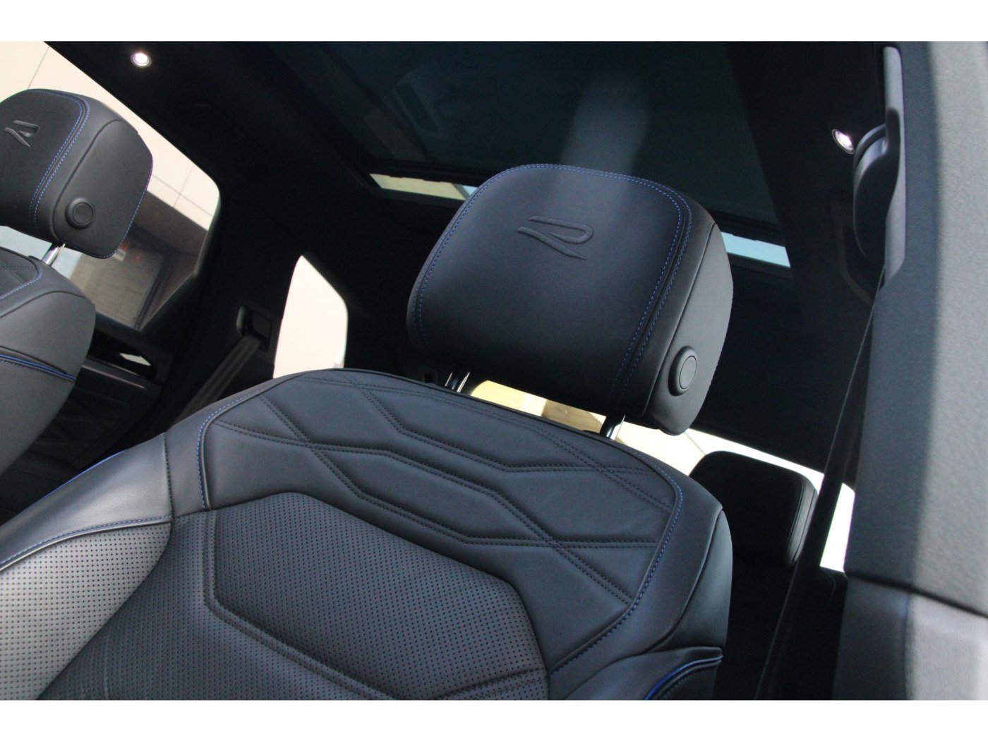 Volkswagen Touareg R 4Motion | 462pk | Massage | Nachtzicht | — foto 6 van 64