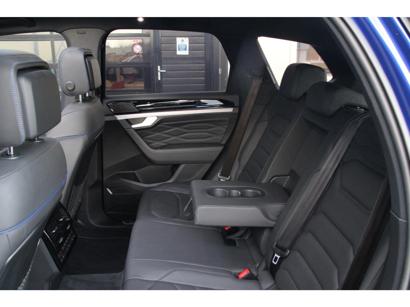 Volkswagen Touareg R 4Motion | 462pk | Massage | Nachtzicht | — foto 42 van 64