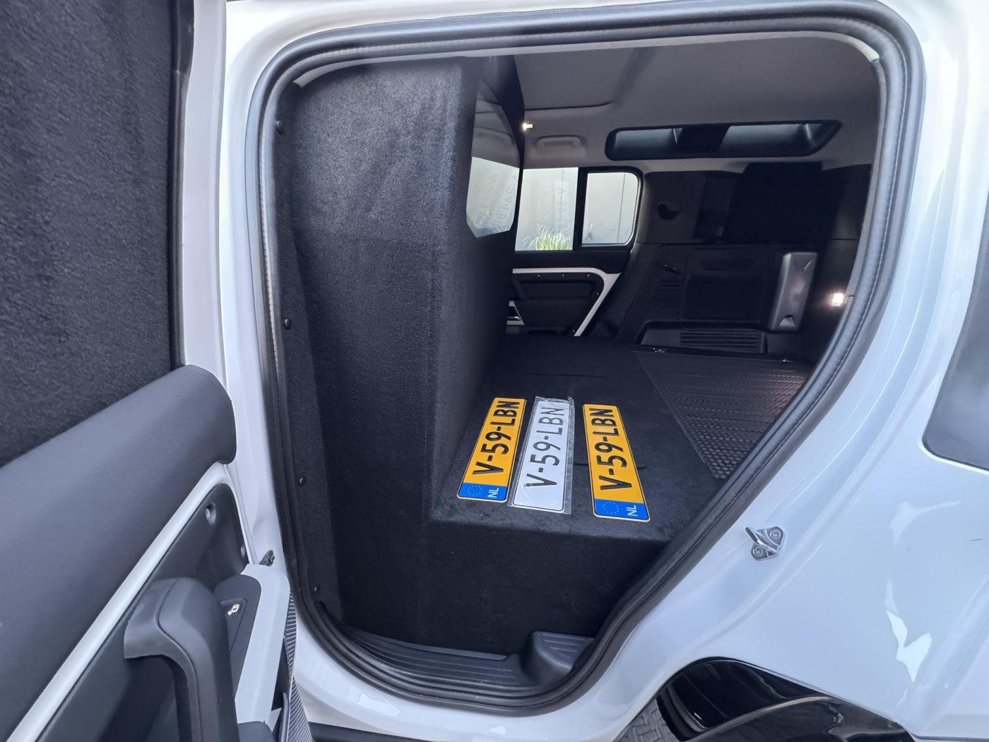 Land Rover Defender 110 D250 MHEV SE | Grijs kenteken | Geen BPM | — foto 46 van 53