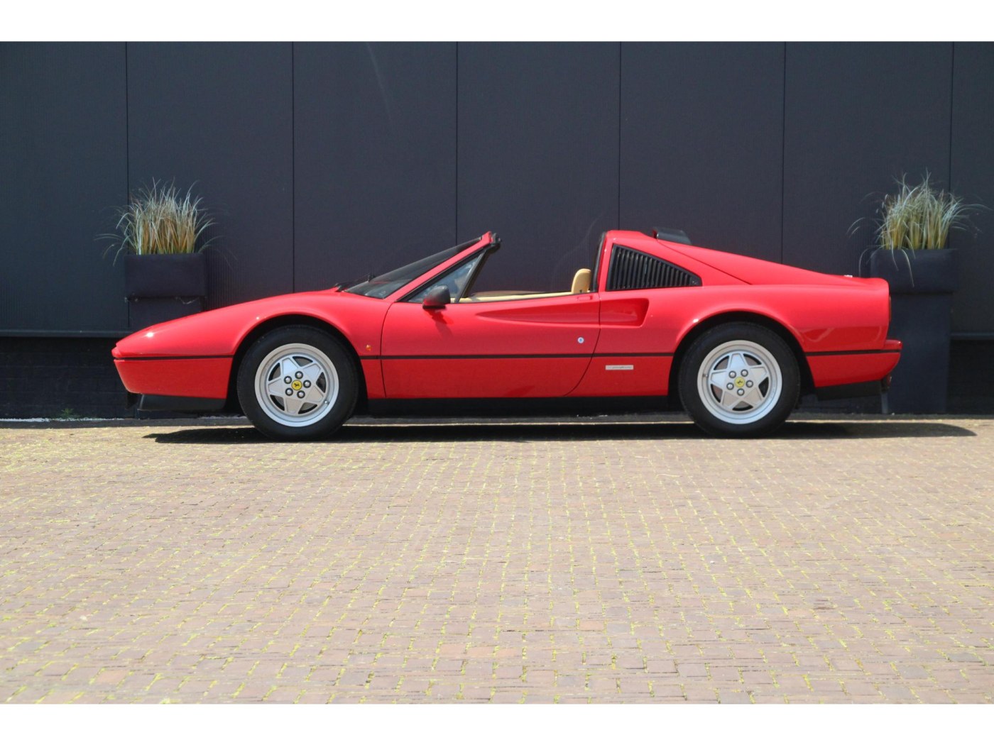 Ferrari 328 GTS | Volledige Ferrari-map | pirelli banden | — foto 32 van 60