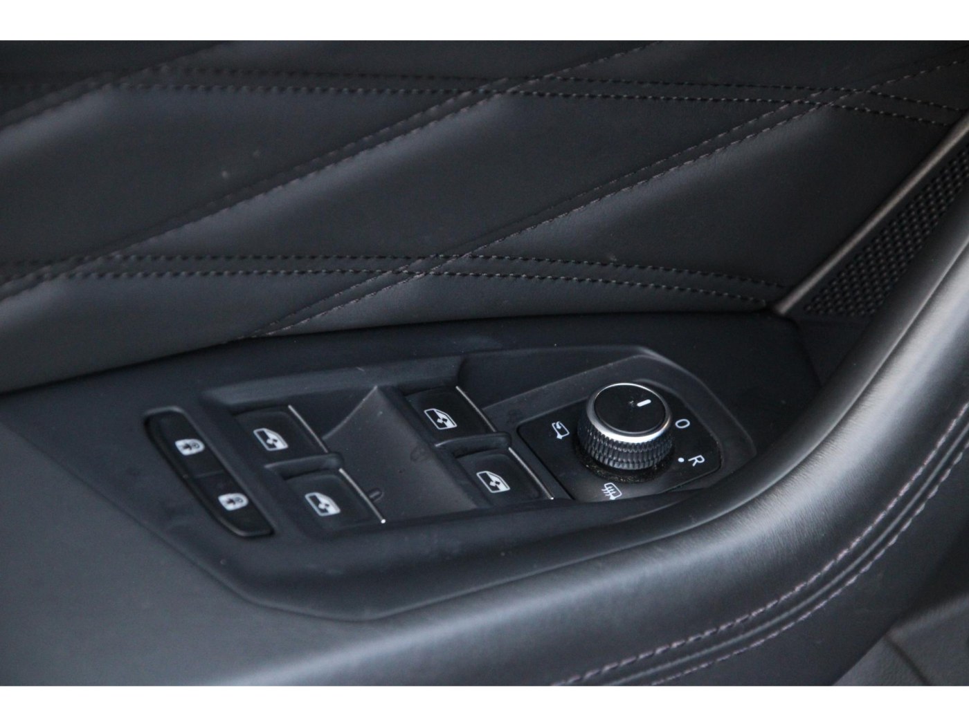 Volkswagen Touareg R 4Motion | 462pk | Massage | Nachtzicht | — foto 20 van 64
