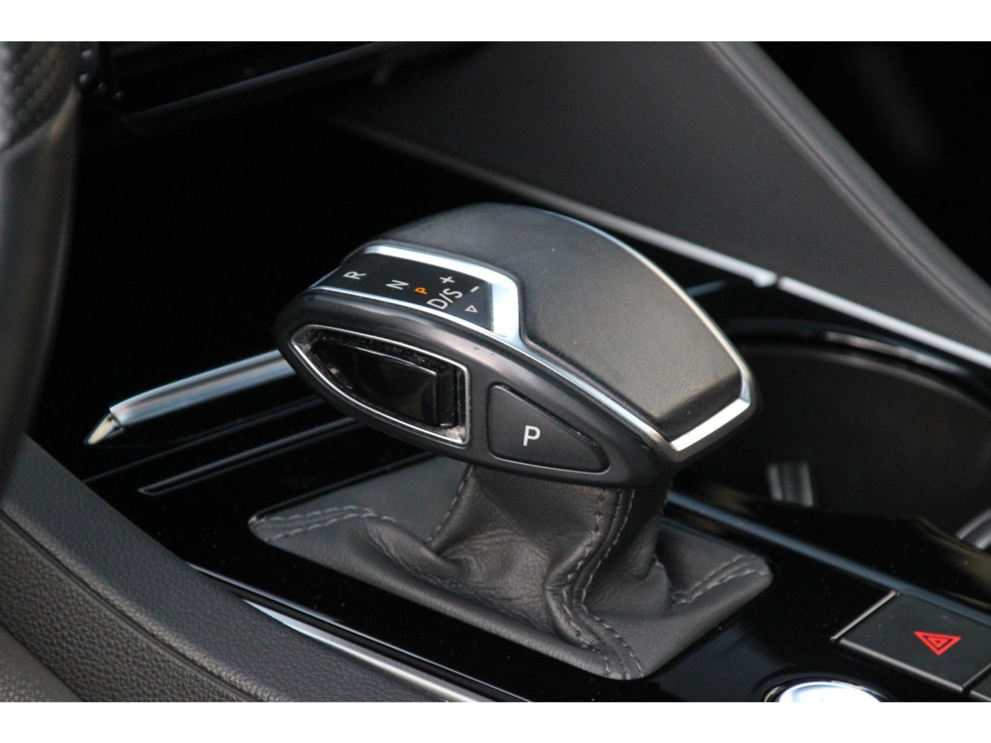 Volkswagen Touareg R 4Motion | 462pk | Massage | Nachtzicht | — foto 30 van 64
