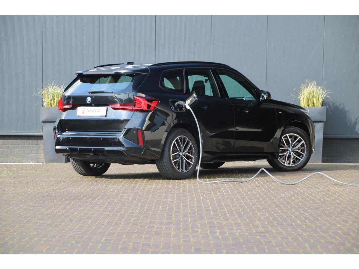 BMW iX1 xDrive30 M-Sport | Trekhaak 1.200kg | stoelverwarming | — foto 2 van 35