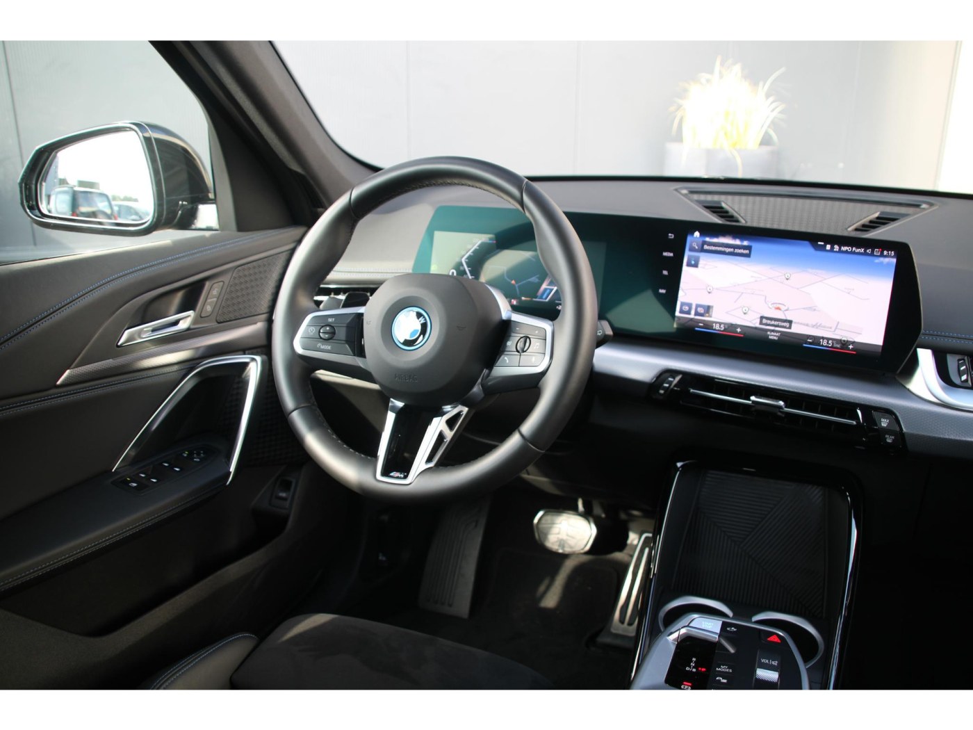 BMW iX1 xDrive30 M-Sport | Trekhaak 1.200kg | stoelverwarming | — foto 3 van 35