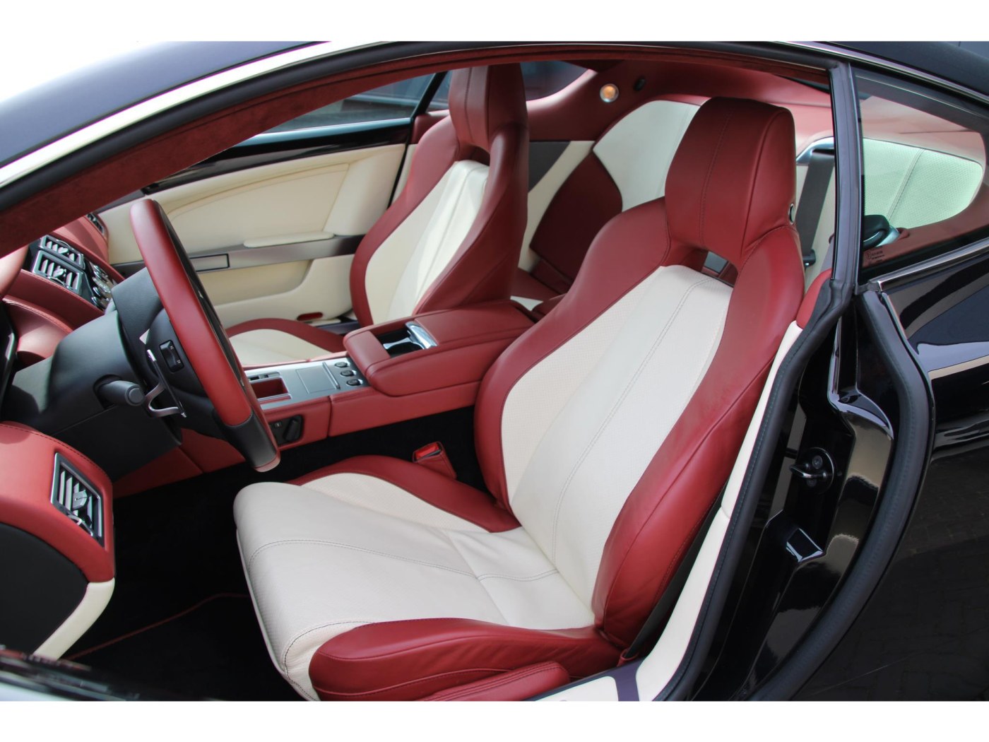 Aston Martin DB9 V12 Touchtronic | 470hp | Only 218km | — foto 4 van 39