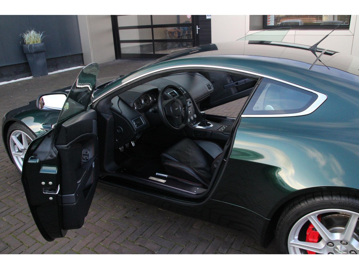 Aston Martin V8 Vantage | Handbak 6 | Green Black | BTW-auto | — foto 38 van 42