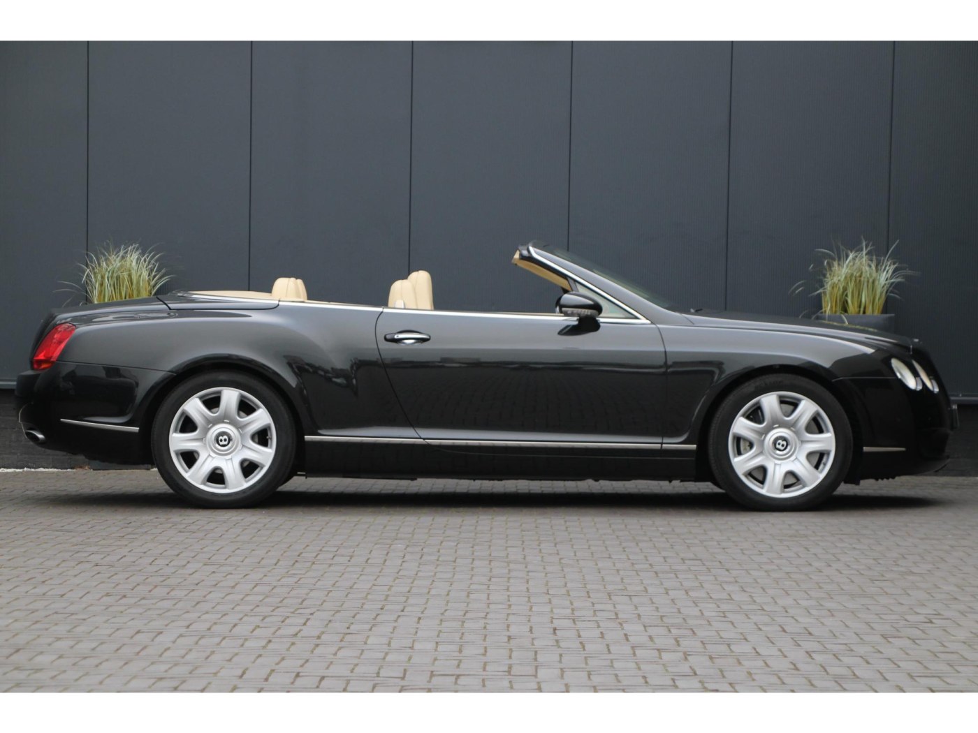 Bentley Continental GTC W12 560pk | Youngtimer | BTW | Nieuwe kap | Carplay — foto 52 van 57