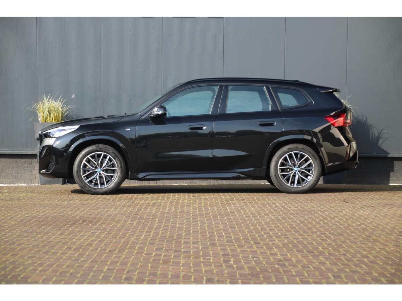 BMW iX1 xDrive30 M-Sport | Trekhaak 1.200kg | stoelverwarming | — foto 16 van 35