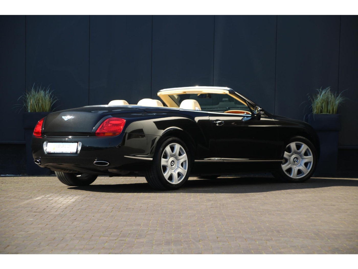 Bentley Continental GTC W12 560pk | Youngtimer | BTW | Nieuwe kap | Carplay — foto 2 van 57