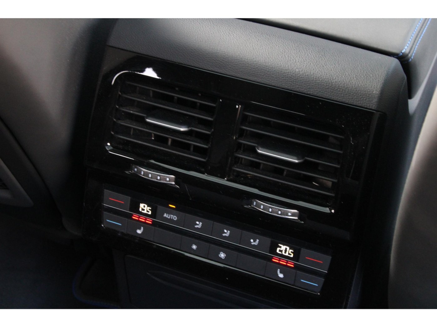 Volkswagen Touareg R 4Motion | 462pk | Massage | Nachtzicht | — foto 23 van 64