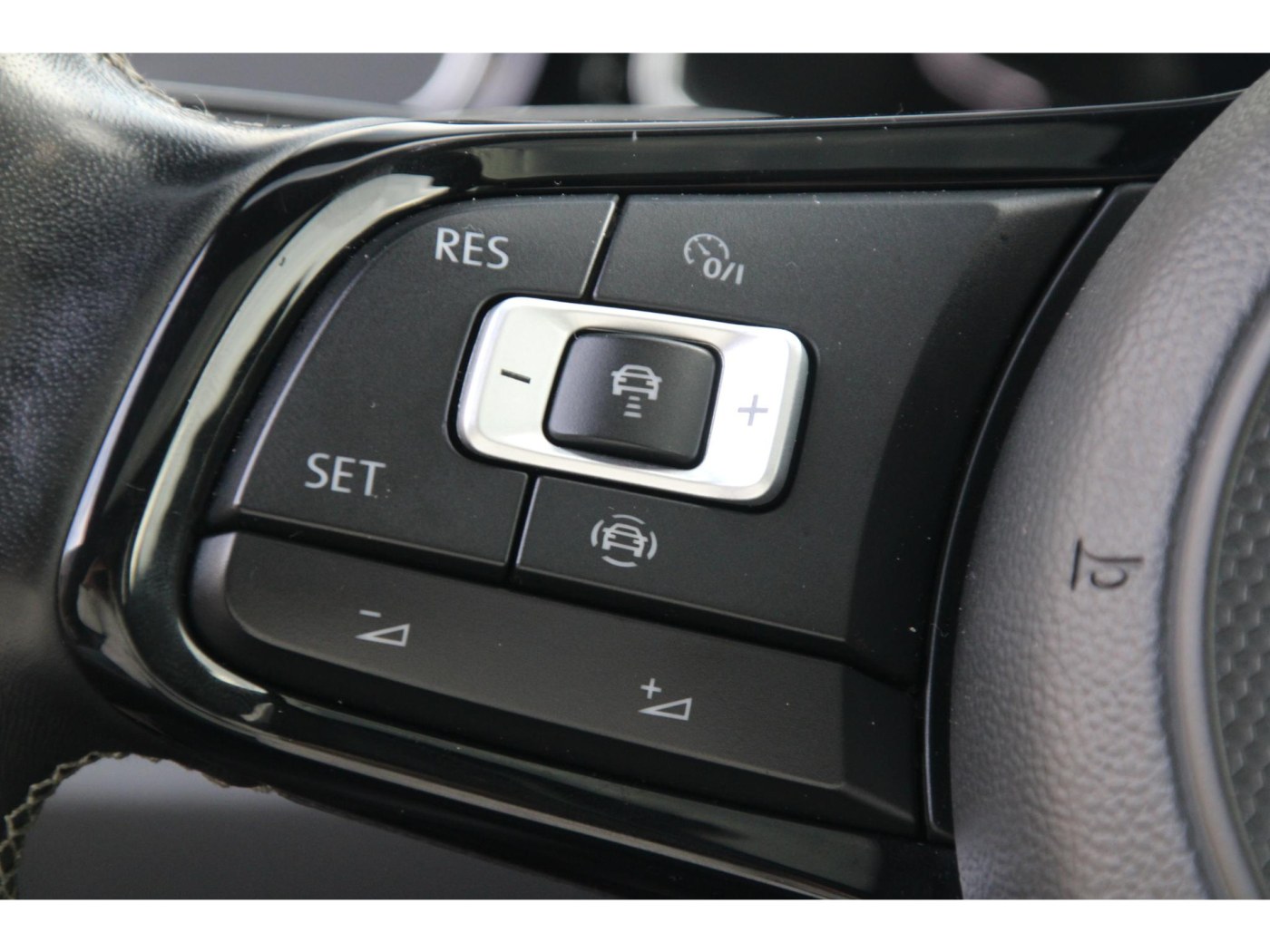 Volkswagen T-Roc 2.0 TSI 4Motion R | Trekhaak | BEATS | Pano | — foto 22 van 24