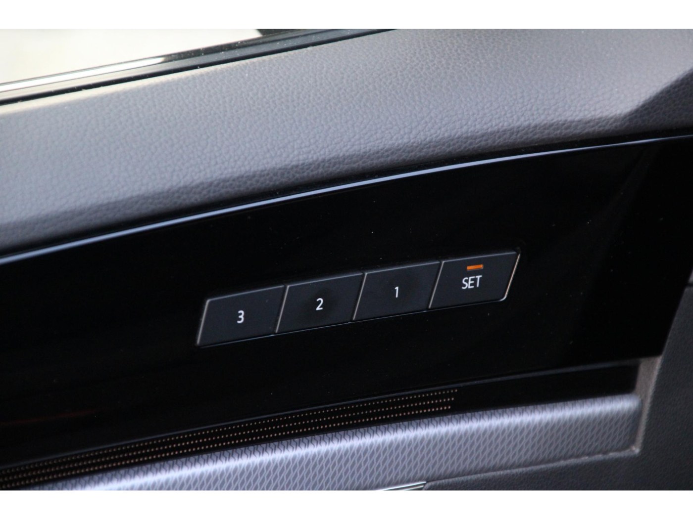 Volkswagen Touareg R 4Motion | 462pk | Massage | Nachtzicht | — foto 19 van 64