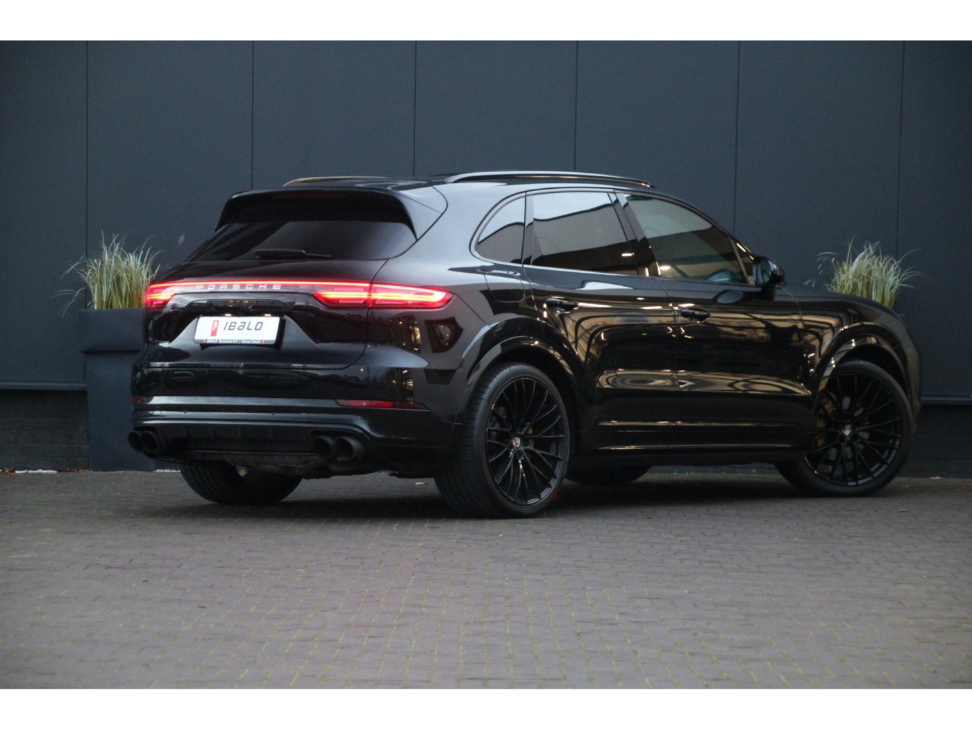 Porsche Cayenne 3.0 | MY2018 | PDCC | Capristo | 22” | pano | achteras | — foto 2 van 46