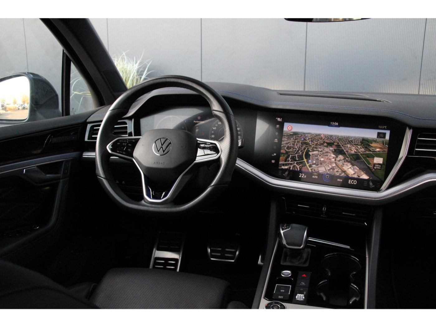 Volkswagen Touareg R 4Motion | 462pk | Massage | Nachtzicht | — foto 3 van 64