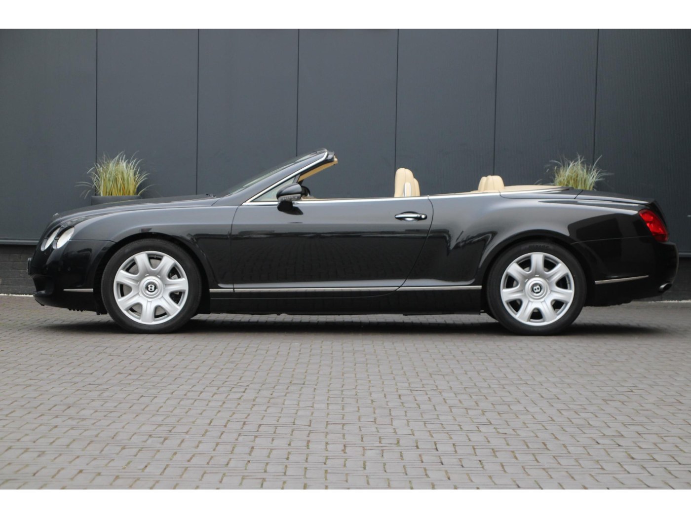 Bentley Continental GTC W12 560pk | Youngtimer | BTW | Nieuwe kap | Carplay — foto 56 van 57
