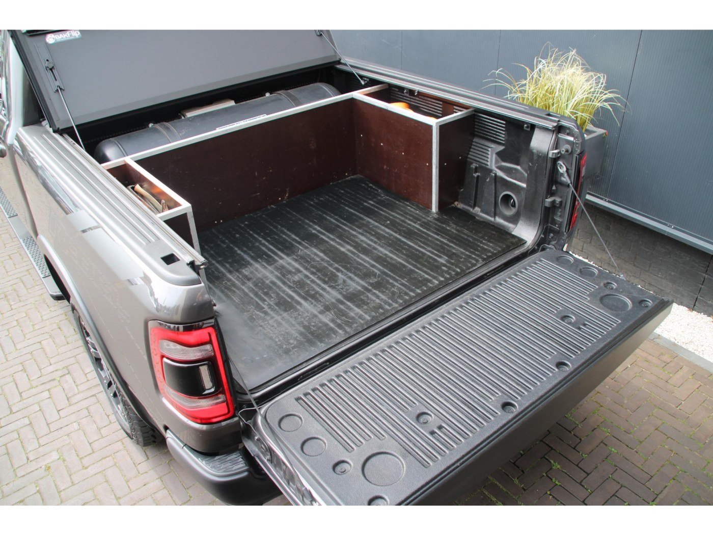 Dodge RAM 1500 REBEL | LPG 200L | 3.500kg trekhaak | 12 inch Uconnect | — foto 14 van 52