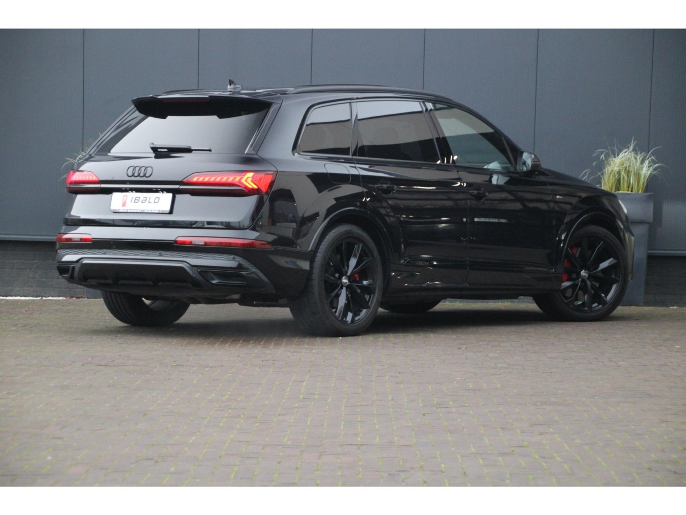 Audi Q7 60 TFSIe Competition | 456pk | S-Stoelen | Trekhaak | BOSE | — foto 2 van 45
